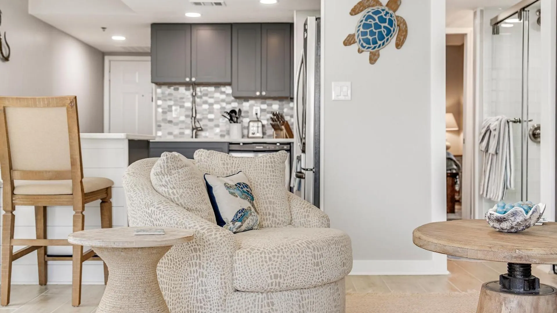 Newly Completely Renovated Beach Condo At Sunbird Resort! Free Beach Chair And Umbrella Service! By Dolce Vita Getaways! Panama City Beach 0*,