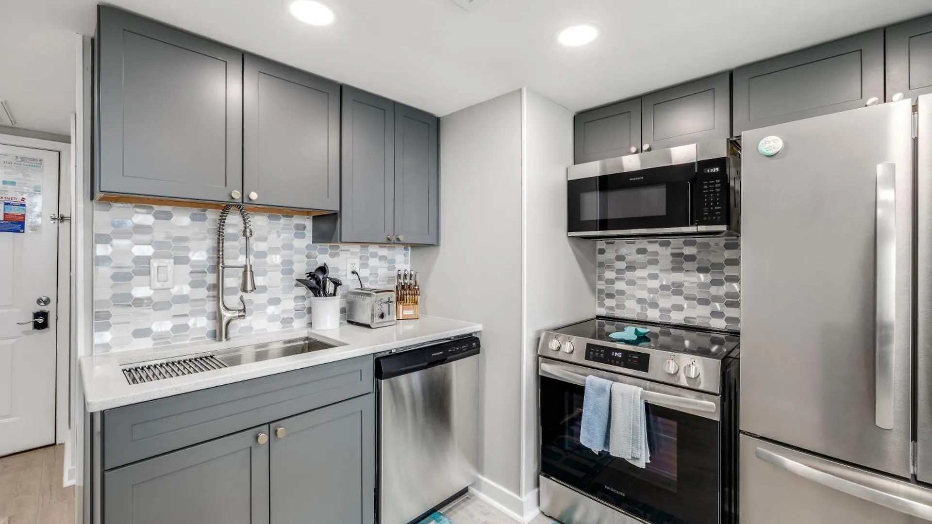 Newly Completely Renovated Beach Condo At Sunbird Resort! Free Beach Chair And Umbrella Service! By Dolce Vita Getaways! Panama City Beach Appartement
